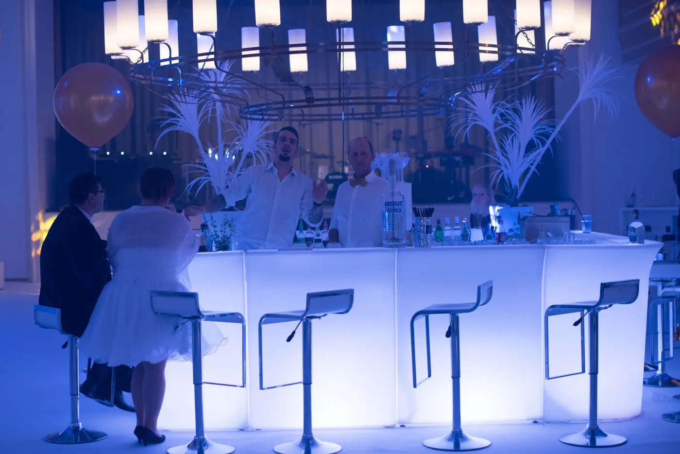 Barkeeper an einer beleuchteten mobilen Bar